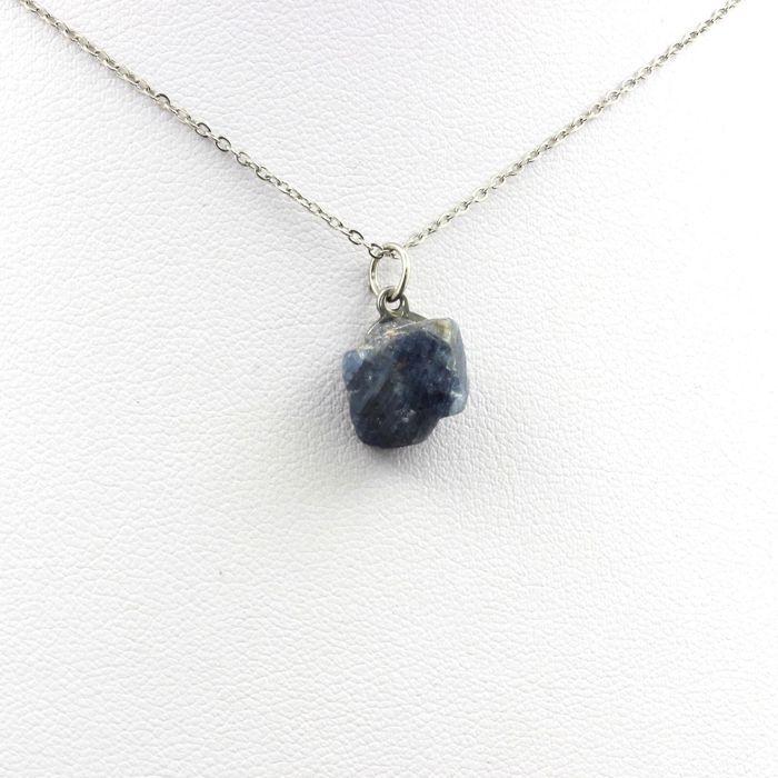 Pierres et Minéraux. Collier Saphir brut. 10.47 ct. Zazafotsy, Ihorombe, Madagascar.