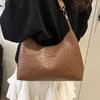 Популярная модная плетеная сумка-тоут из ПУ 2025 новая портативная большая вместимость простой нишевый дизайн сумка под мышку