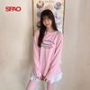 Женская хлопковая футболка SPAO с длинным рукавом и спущенной линией плеча с принтом-буквой