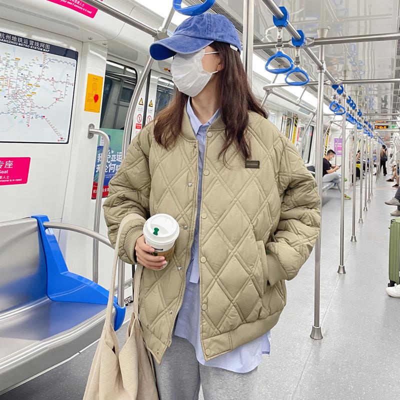 Зима 2025 новые продукты: короткая свободная повседневная куртка из тонкого хлопка в ромбовидную клетку со стойкой, стеганая куртка для девушки