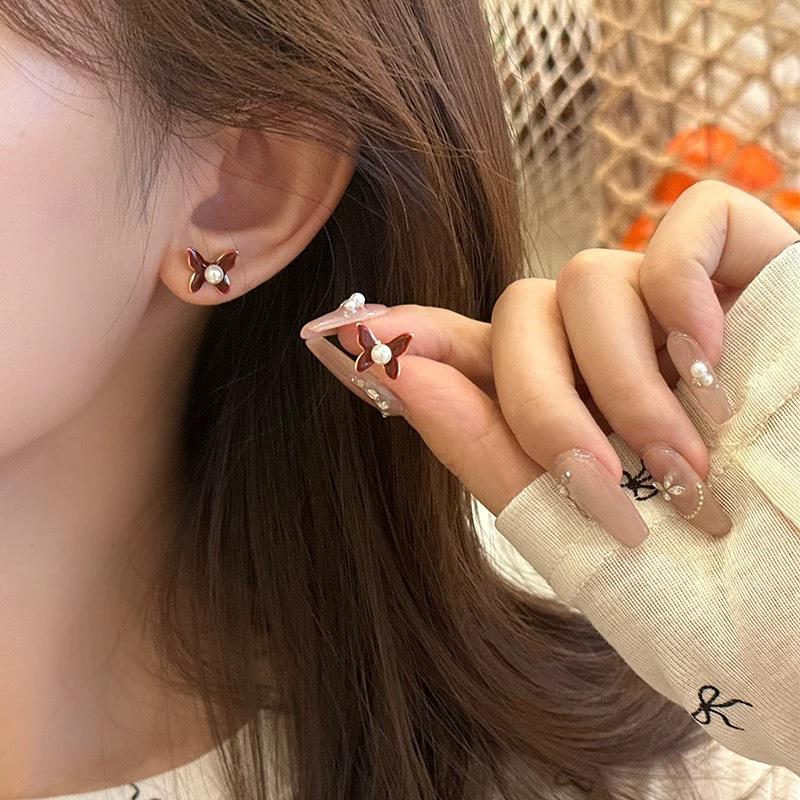 Серьги-бабочки с цирконом: Роскошь, универсальность, тренд сезона осень/зима