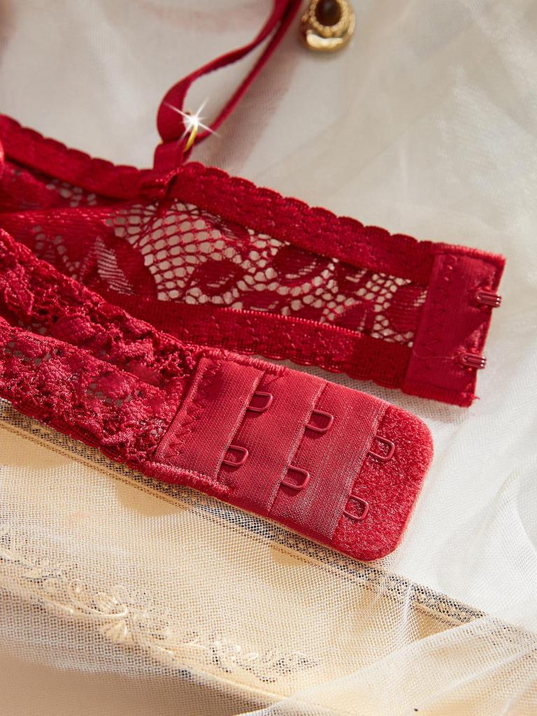 Комплект французского кружевного нижнего белья: Сексуальный комплект из бюстгальтера с вырезами и стрингов