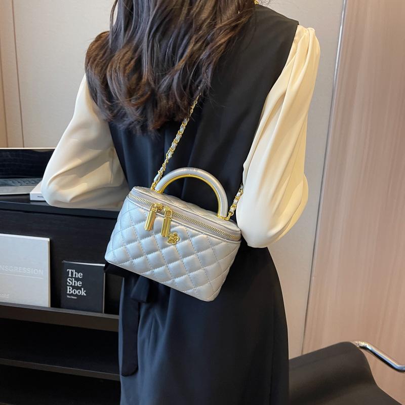 Small Box Cosmetic Bag Women's 2025 New Textured Portable Messenger Bag Versatile Diamond Chain Bag