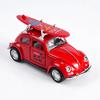 1:36 Красный литой автомобиль Volkswagen Beetle с доской для серфинга, Металлическая модель с механизмом оттягивания и открывающимися дверями, Ретро-игрушка для летнего пляжа для детей