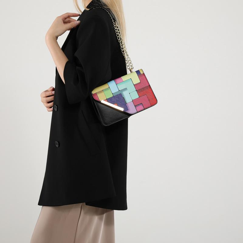 Повседневная маленькая свежая и модная маленькая сумка на цепочке для женщин летом, новая модная контрастная цветная маленькая квадратная сумка через плечо