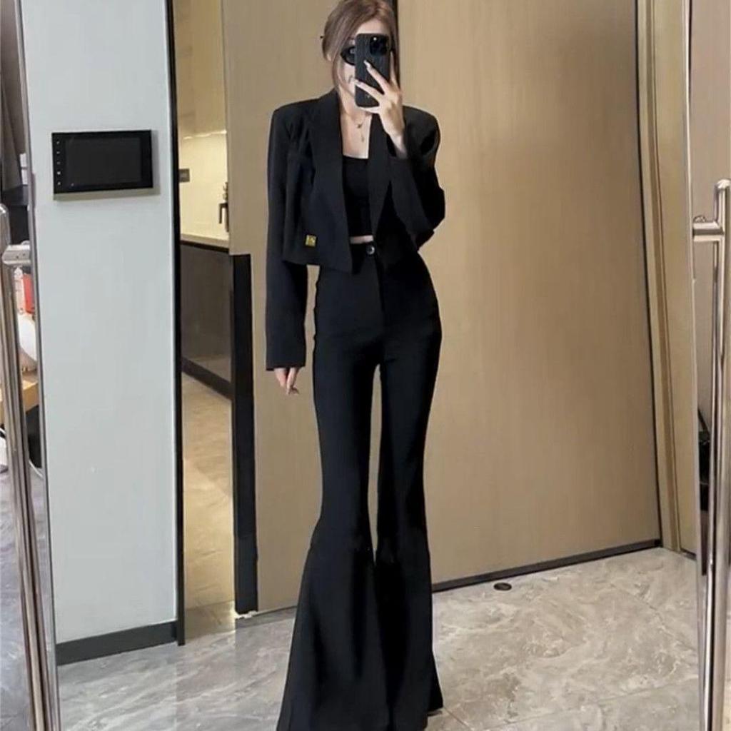 Комплект одежды весна-осень 2025: блейзер и расклешенные брюки для невысоких девушек.