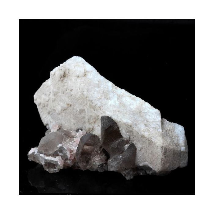 Pierres et Minéraux. Fluorite rose, Calcite, Quartz. 296.7 ct. Massif du Mont-Blanc, France..