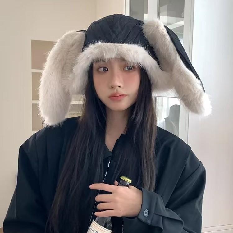 Мило и круто~ Две женщины носят милые плюшевые шапки с кроличьими ушками, чтобы согреться зимой, пушистая защита ушей, летящий тренд