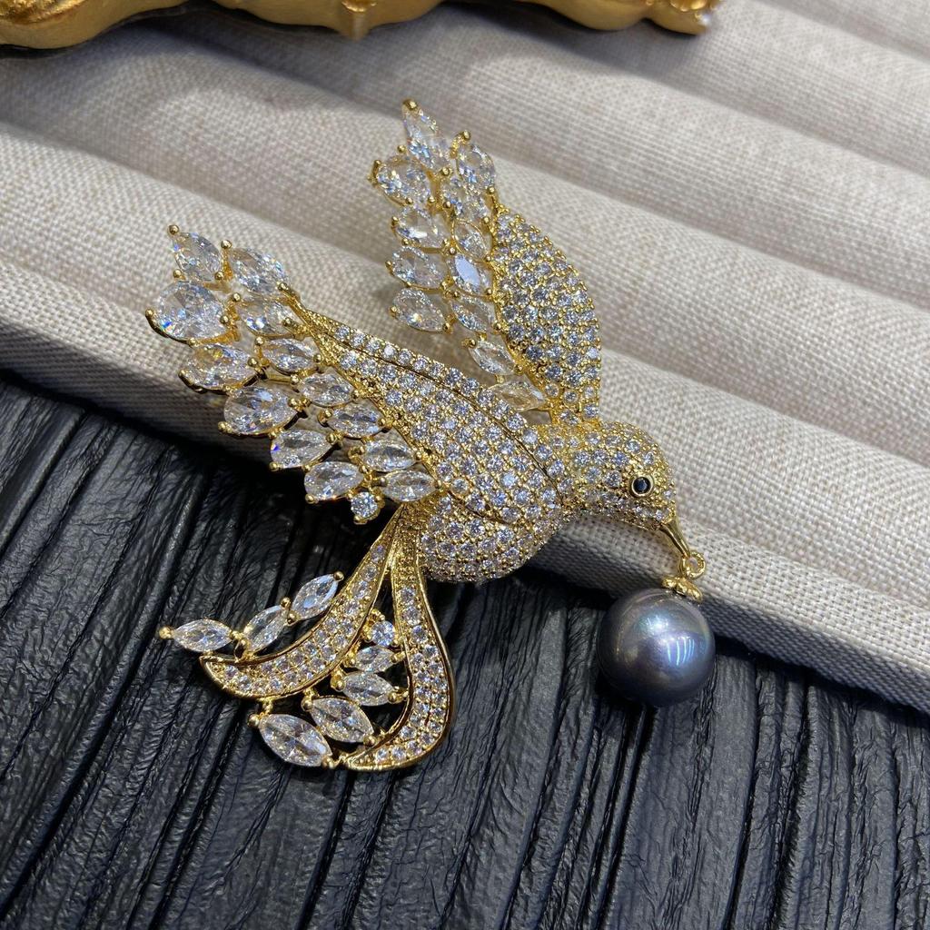 Copper-Plated Gold Bird Brooch with Zircon and Gray Pearl - Elegant Ladies' Jewelry Pin