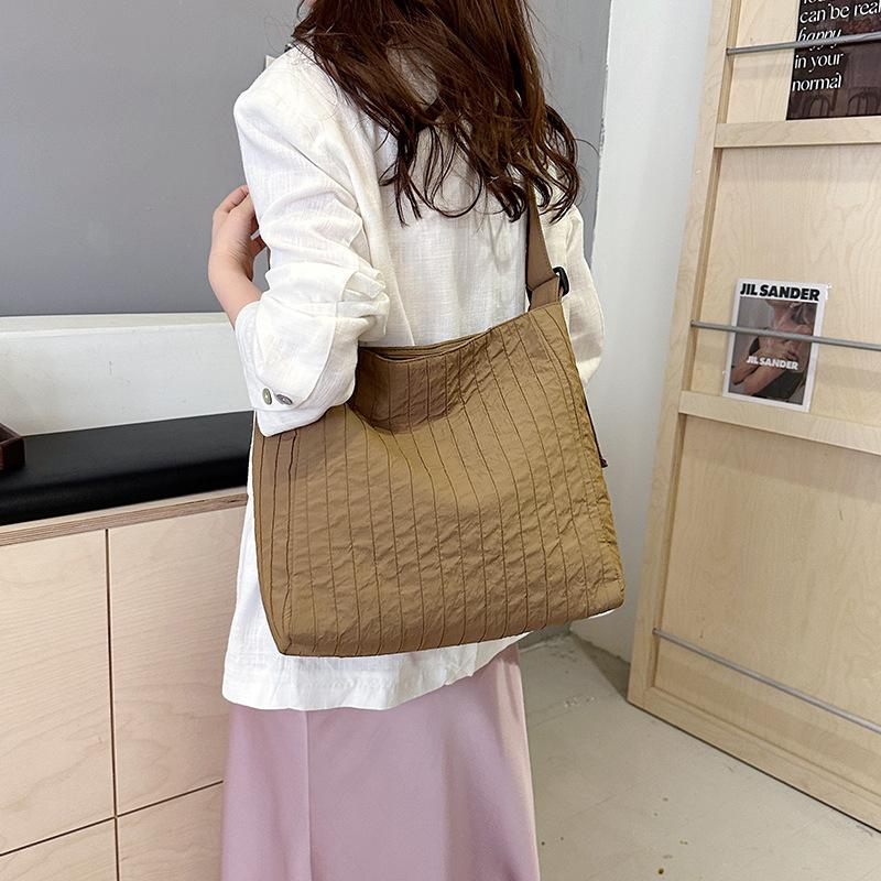 Bucket Bag Pleated Underarm Bag Women'S Simple Texture Bag Versatile Commuter Large Capacity Messenger Tote Bag Women