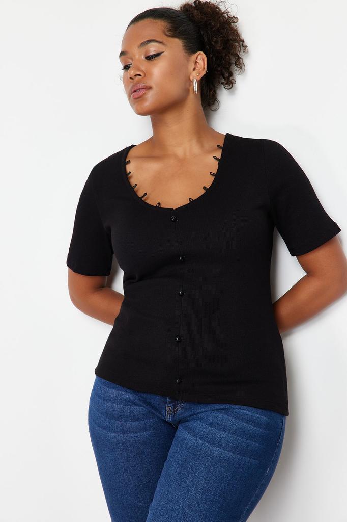 Женская трикотажная блузка больших размеров в рубчик с деталями черного цвета