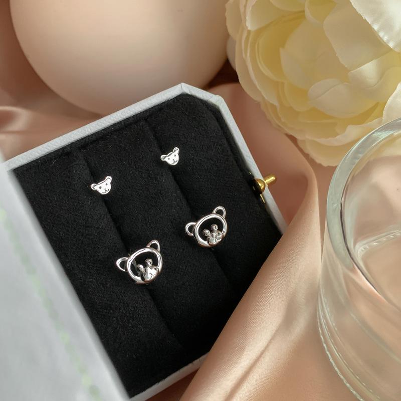 Женщина с серьгами-медведями из Тондэмуна, Южная Корея, ежедневно ездит на работу, маленькие мультяшные серьги с красной пандой, тренд в Instagram