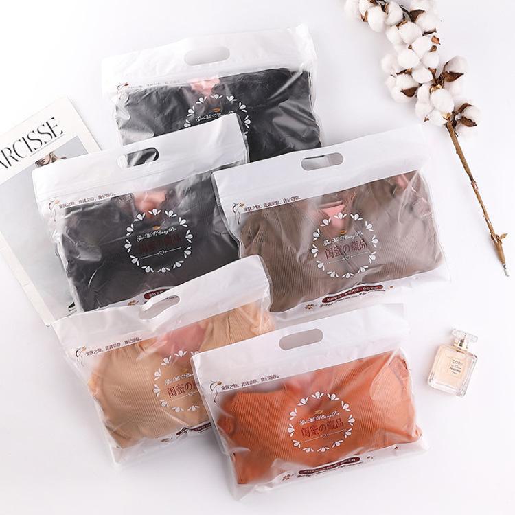 Женский терможилет больших размеров из плотного кружева с бархатной подкладкой