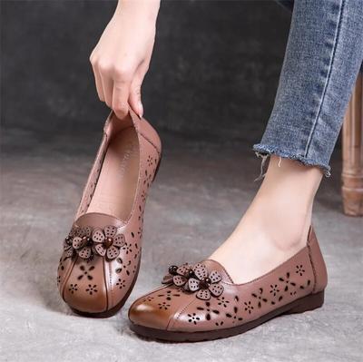 Дышащая женская обувь из натуральной кожи. Удобные универсальные сандалии на плоской подошве с мягкой подошвой и мелким цветком.