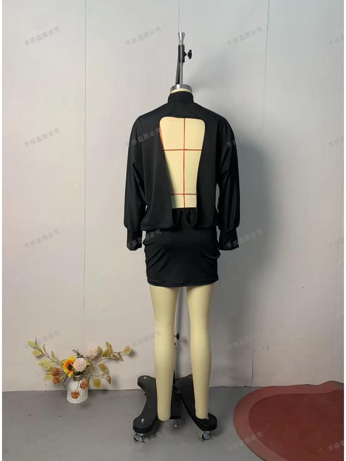 Европейский и американский женский однотонный топ с полувысоким воротом и открытой спиной и комплект короткой юбки - Коллекция Лето 2024