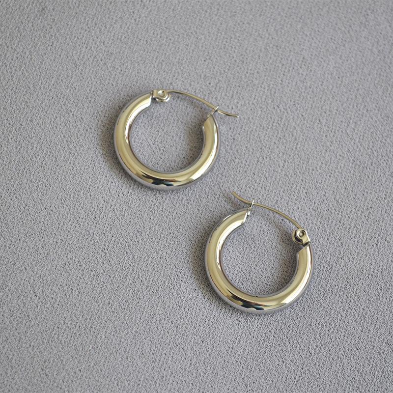 Изысканные толстые серьги из позолоченной латуни в европейском и американском стиле «холодный металл»