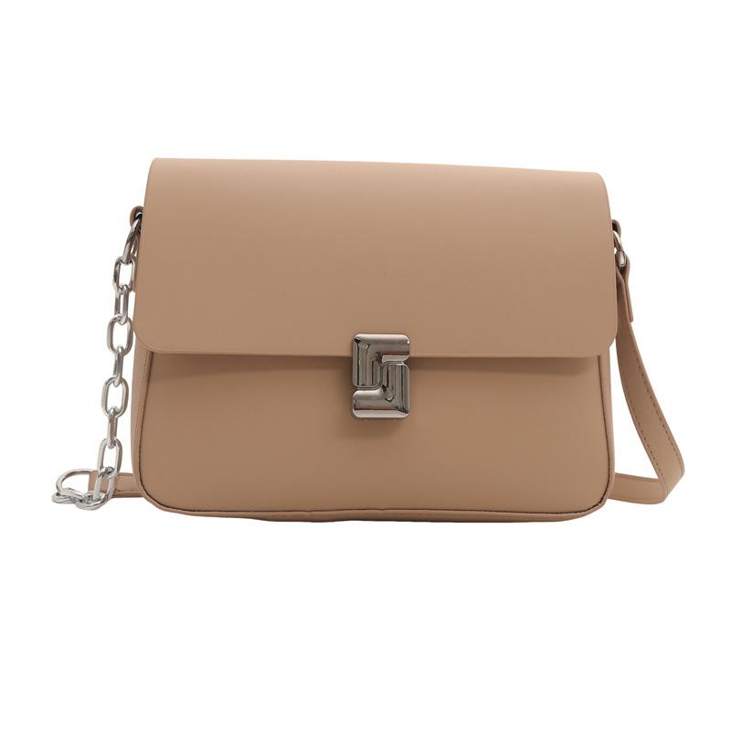 Корейская версия модной персонализированной цепочки, маленькая квадратная сумка подмышкой 2024 года, новая модная простая темпераментная персонализированная женская сумка через плечо