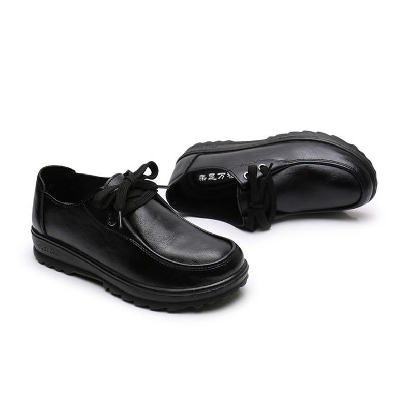 Нескользящая рабочая обувь. Женская черная кожаная обувь. Удобная и мягкая обувь для мамы среднего возраста. Туфли на плоской подошве.