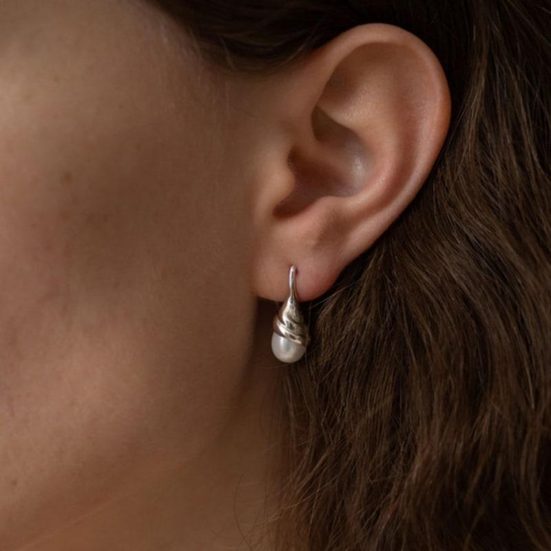 Aube de moi Torsion Pearl Earring