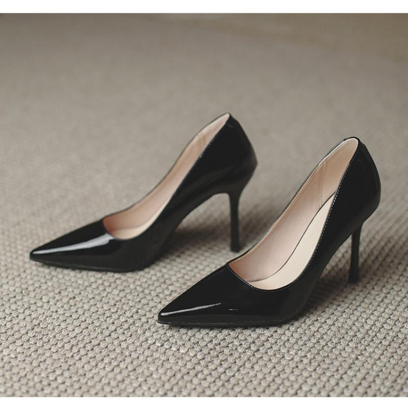 Туфли на высоком каблуке голого цвета с тонким каблуком из лакированной кожи с острым носком и неглубокой горловиной