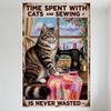 Винтажная металлическая табличка 'ВРЕМЯ, ПРОВЕДЕННОЕ С КОШКАМИ И ШИТЬЕМ' Рустикальный Кот Швейная машина Пэчворк Лоскутное одеяло Настенный декор для дома Офиса Бара Ca