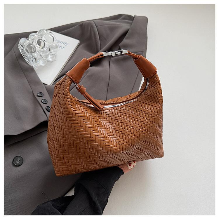 French niche woven pattern handbag women's 2025 spring and summer simple and elegant dumpling bag commuter texture messenger bag