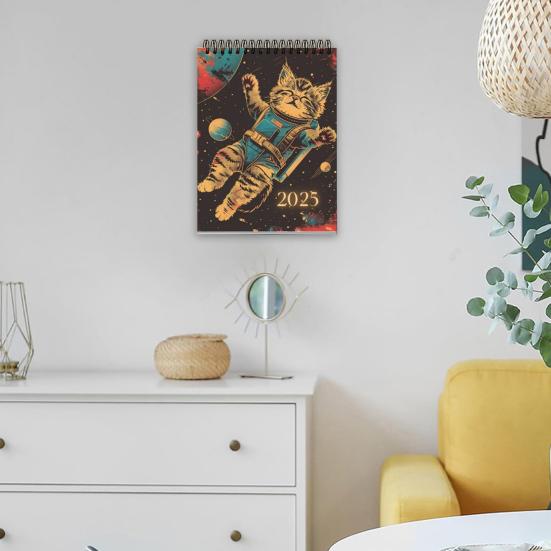 Календарь космических кошек на 2025 год. Планировщик на 12 месяцев. Иллюстрации космических кошек. Настенный календарь для любителей кошек.