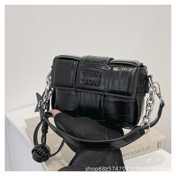 Маленькая сумка женская 2025 новая серебристая однотонная цепочка квадратная сумка легкая роскошная сумка на плечо модная зарубежная плетеная сумка-мессенджер