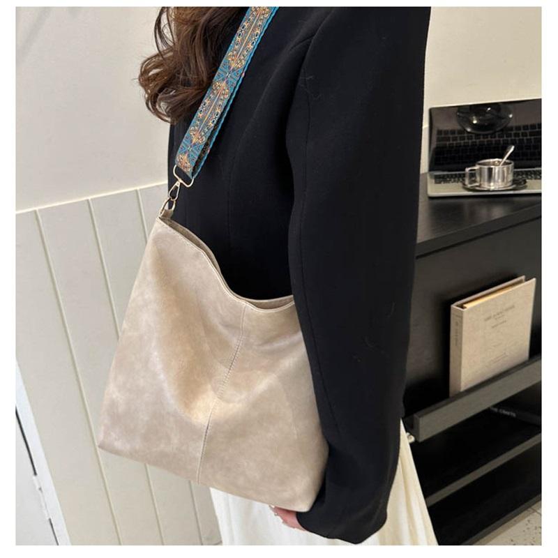 Large Capacity Ladies Bag Summer New Wide Strap One Shoulder Messenger Bag High End Texture Commuter Bucket Bag