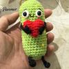 Кимчи Настольное украшение 1/2 шт. Вязаный крючком Держащий сердце Соленый огурец, Ручная вязка Мультяшная пряжа Вязаный огурец Декор Кукла для украшения Украшение, Валентина