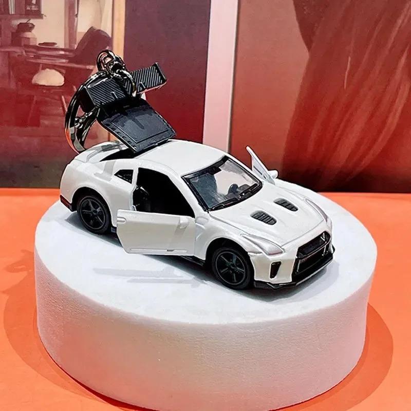 Мультяшный спортивный автомобиль - Брелок из сплава - Креативное украшение для автолюбителей и коллекционеров