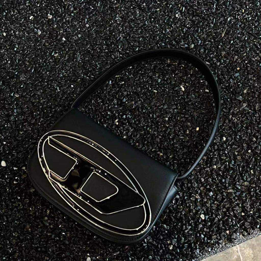 Стильная серебристая маленькая сумка через плечо для женщин с шикарным уникальным дизайном и универсальной привлекательностью