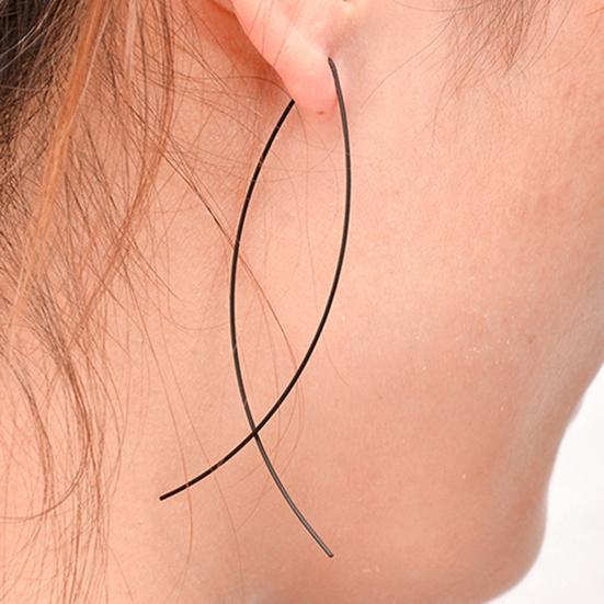 1 пара элегантных однотонных универсальных сережек в форме рыбы