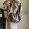 Популярная в этом году сумка-ведро большой вместимости женская 2025 весна-лето новая ретро сумка через плечо широкий плечевой ремень сумка-мессенджер