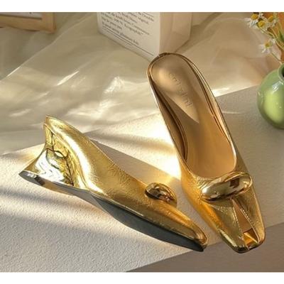 Новые кожаные элегантные темпераментные шлепанцы с металлической пряжкой и открытым носком, модные туфли на плоской подошве, крутые шлепанцы, летние туфли-лодочки на высоком каблуке