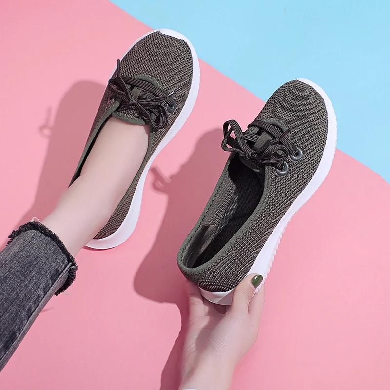 Модные прогулочные легкие дышащие летающие плетеные весенние и летние женские туфли большого размера на плоской подошве рабочие туфли для мам