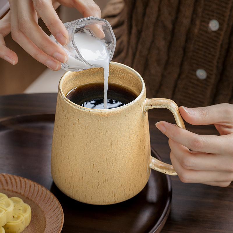Уменьшающий пламя заваренный чай Ребро Кунжутная глазурь Керамическая офисная кофейная чашка Большая чашка для завтрака Экспорт