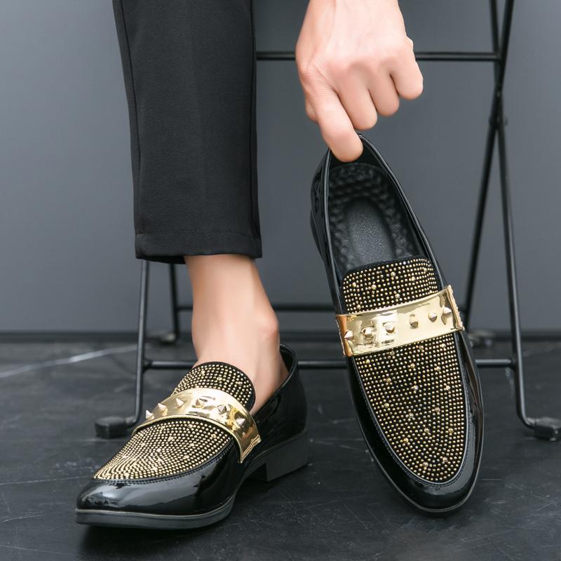 Мода Роскошь Панк Веб Знаменитости Мужчины Плоские туфли Заклепки Мужская повседневная обувь Слипоны Ленивые Дизайнерские Лоферы Sapato Социальный Masculino