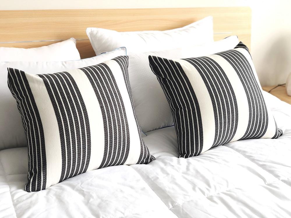 Simple Hot Selling Good Quality Factory Direct Sale Black and White Stripped Square Pillow Cushion Covers