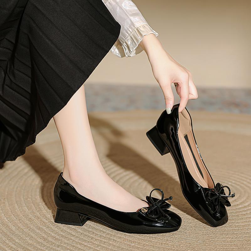 Модная лакированная женская летне-осенняя обувь с квадратным носком, милым бантом и элегантным низким каблуком 3 см, туфли-лодочки для офисной леди, комфорт