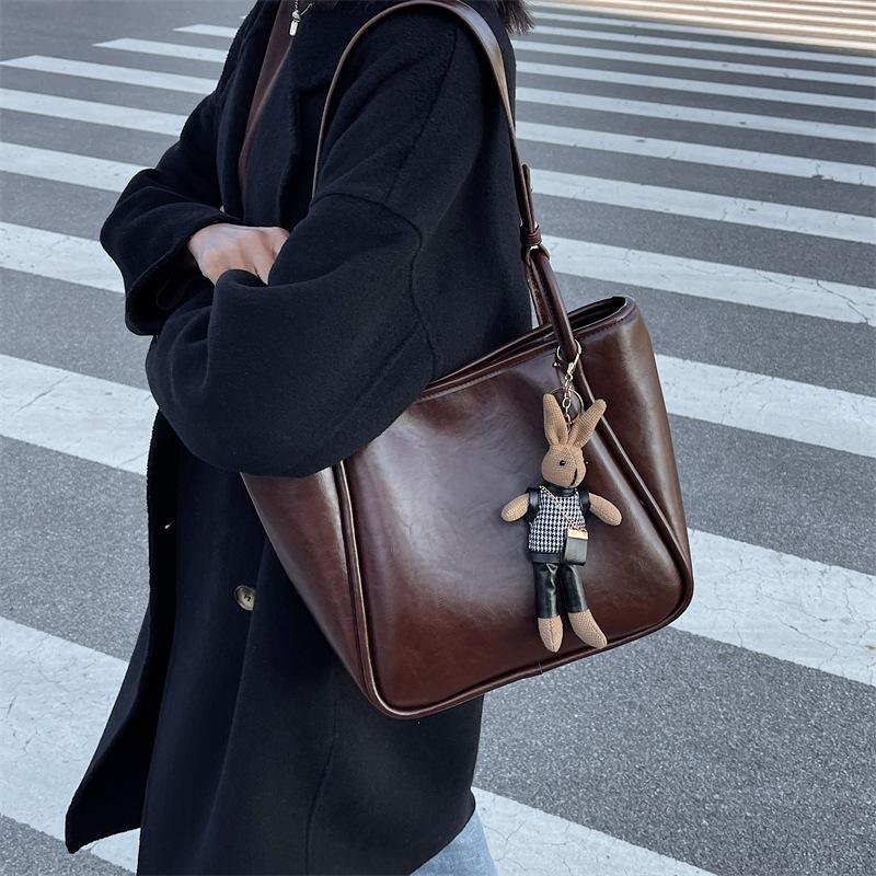 Портативная женская сумка большой вместимости 2025 осень и зима новая ins сумка-тоут ручная ретро нишевая сумка под мышку сумка на плечо