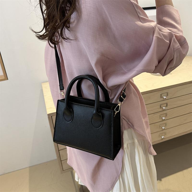 2024 повседневная однотонная модная текстура линии, новая модная дорожная сумка большой вместимости, новая портативная сумка через плечо, маленькая квадратная сумка