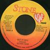 7-дюймовая пластинка SCARE DEM CREW / OWEN REYNOLDS - Set It Off / Stampeed НИКАКОЙ Stone Love Musi 1997 Ямайка Регги, Ска и Даб Б/У