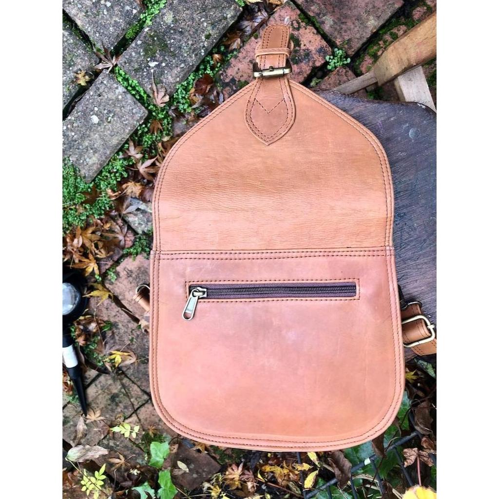 Маленькая седельная сумка, сумка через плечо из кожи буйвола, седельная сумка в стиле ретро, сумочка через плечо, изготовленная с соблюдением этических норм, традиционная коричневая кожаная сумка, отвечающая принципам справедливой торговли.