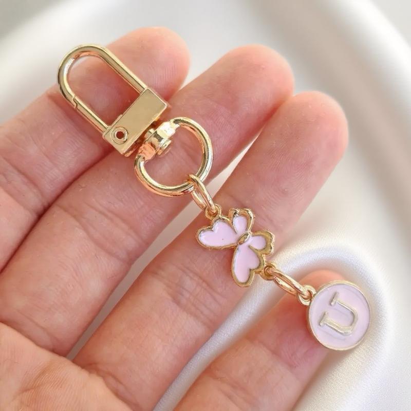Металлический розовый брелок для ключей в виде бабочки, модный брелок с инициалами от A до Z, держатели для ключей от машины, подвеска для сумки, висячий декор, подарок для пары