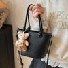 Оптовая горячая распродажа высокое качество повседневная текстура личи однотонная портативная сумка-ведро универсальная простая ветрозащитная сумка-мессенджер для通勤 женщин