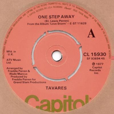 7-дюймовая пластинка TAVARES - One Step Away CL15930 Capitol Records 1977 UK Soul/Funk Б/у