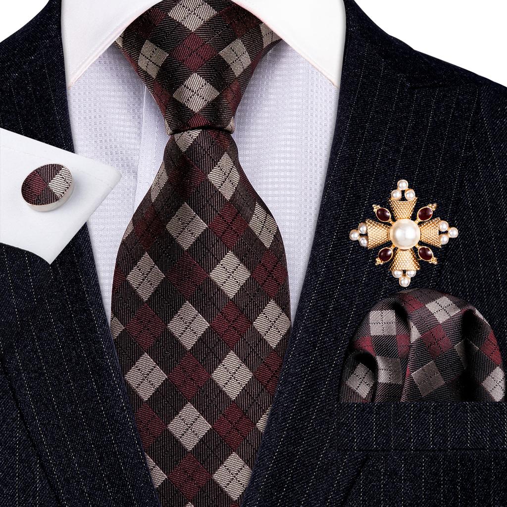 Комплект для мужчин: галстук, брошь и карманный платок