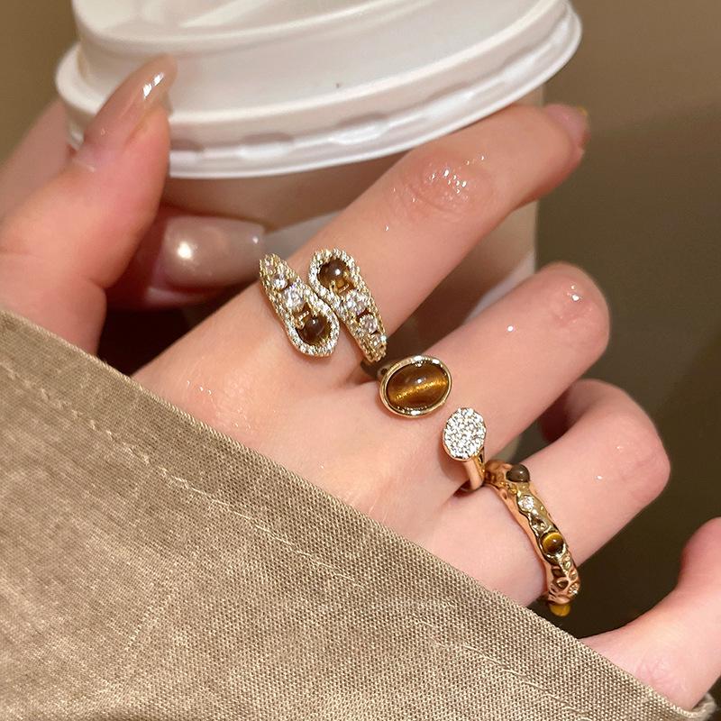 Открытый браслет с тигровым глазом и цирконами, покрытие из настоящего золота – Винтажное ювелирное изделие высокого класса в придворном стиле для женщин.