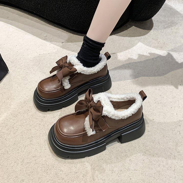 Мода 2024 года, осень и зима, новые европейский и американский стиль, маленькие кожаные туфли, теплые мокасины с бантом и толстой подошвой
